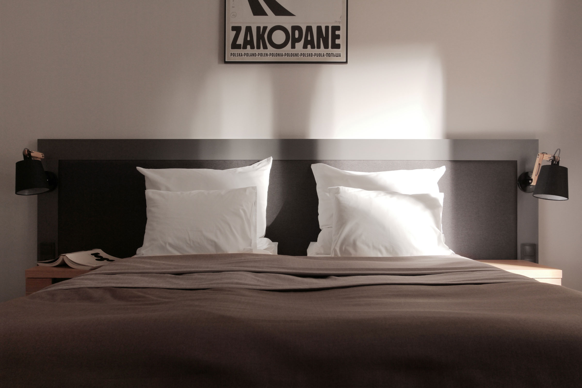 stradonia-apartments-bedroom-bed-poster