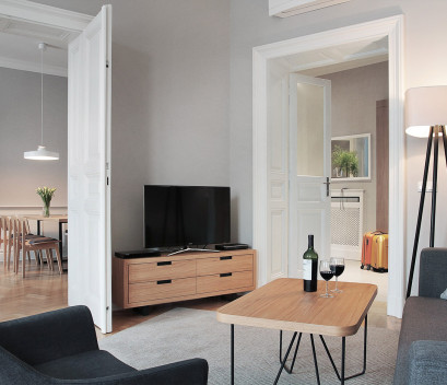 spacious-apartment-cosy-living-room-table-and-wine